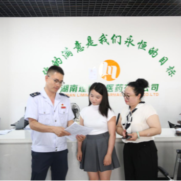 龙山税务上门送政策 为发展注入诚信“税动能”