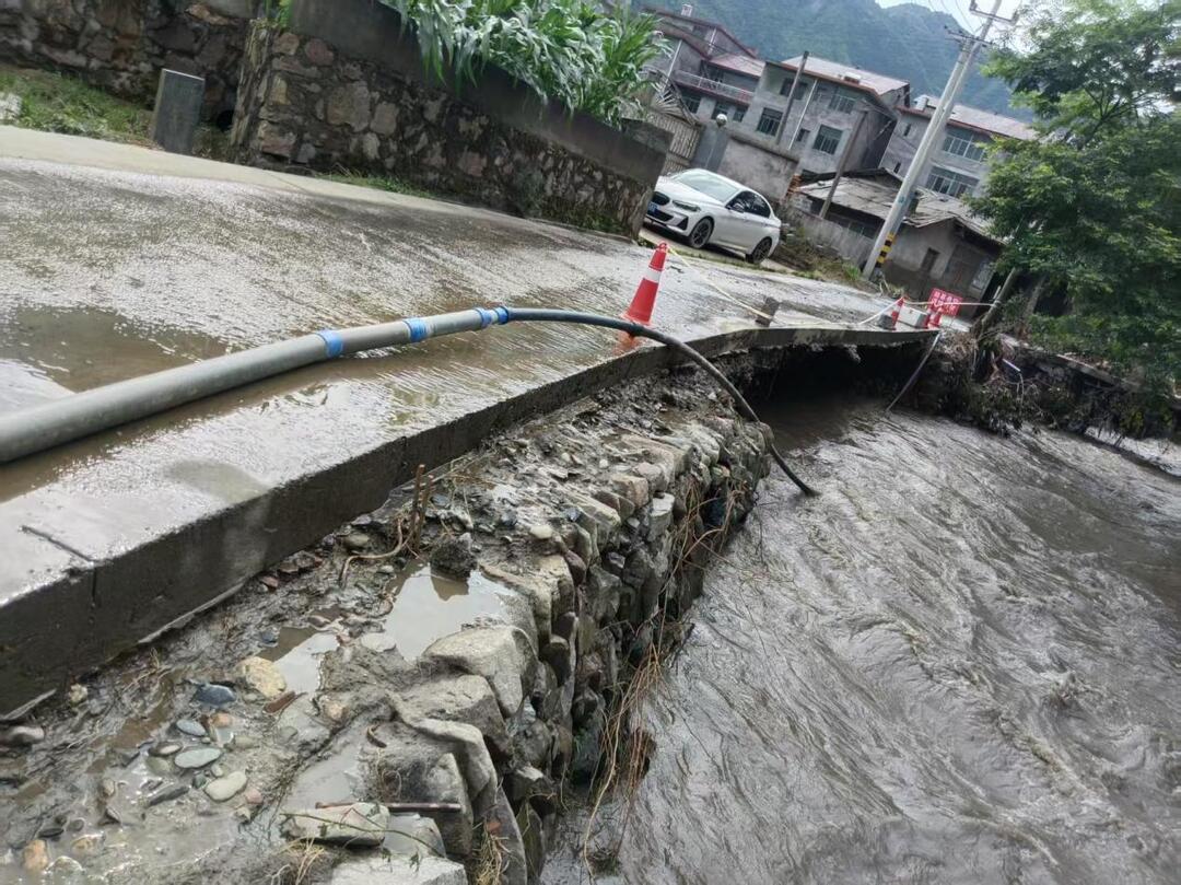 十车磐石筑通途！金屋塘镇村民杨廷财自费抢修“悬空路”护乡亲平安