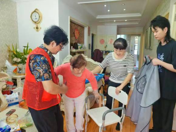 寶塔山社區(qū)黨員志愿者上門義剪圓老人心事
