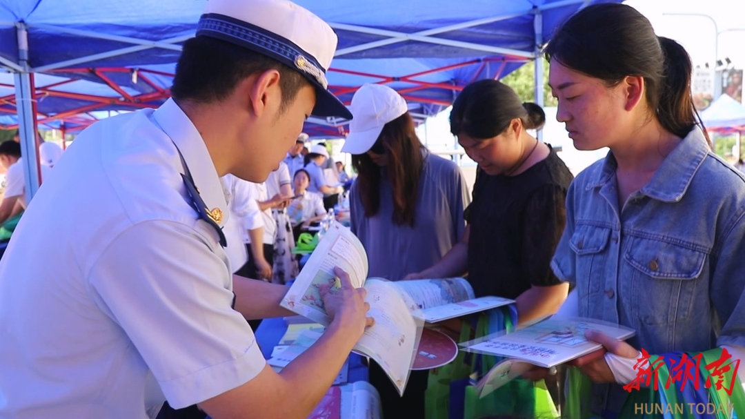 鹤城：举行第24个全国“安全生产月”集中咨询日活动