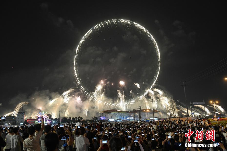 數(shù)萬游客觀賞瀏陽煙花夢幻星河