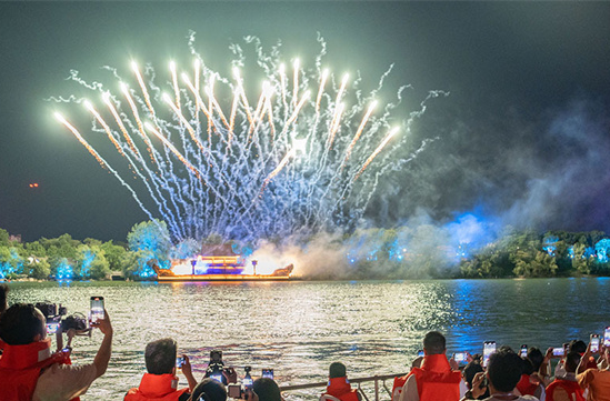 Tourists Enjoy Night Tour in Yueyang