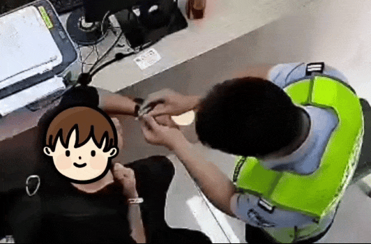 烈日下大學(xué)生突然癱坐，長(zhǎng)沙交警暖心救助