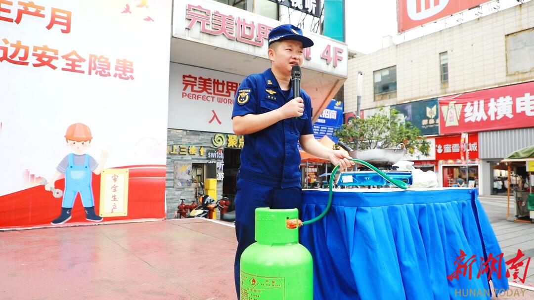 燃?xì)獍踩M(jìn)社區(qū) 環(huán)保宣傳零距離 “雷小哨”們在行動