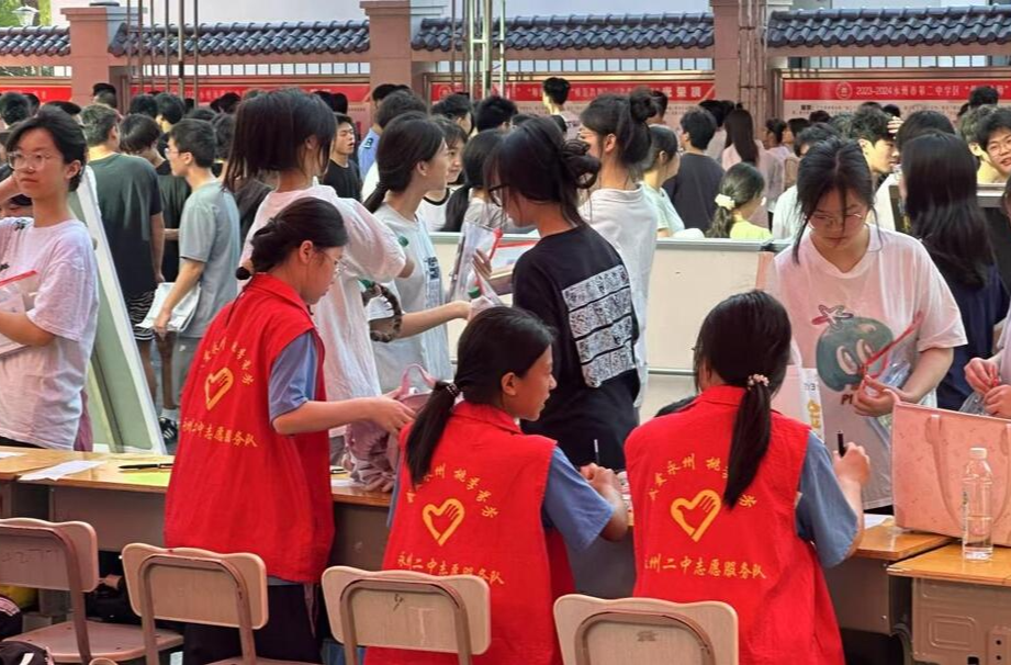 永州市冷水滩区：十二年爱心送考 青春护航彰显担当