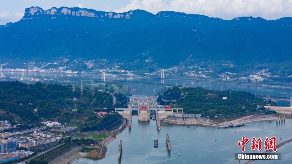 三峽船閘通航22年 過閘貨運(yùn)量逾22億噸