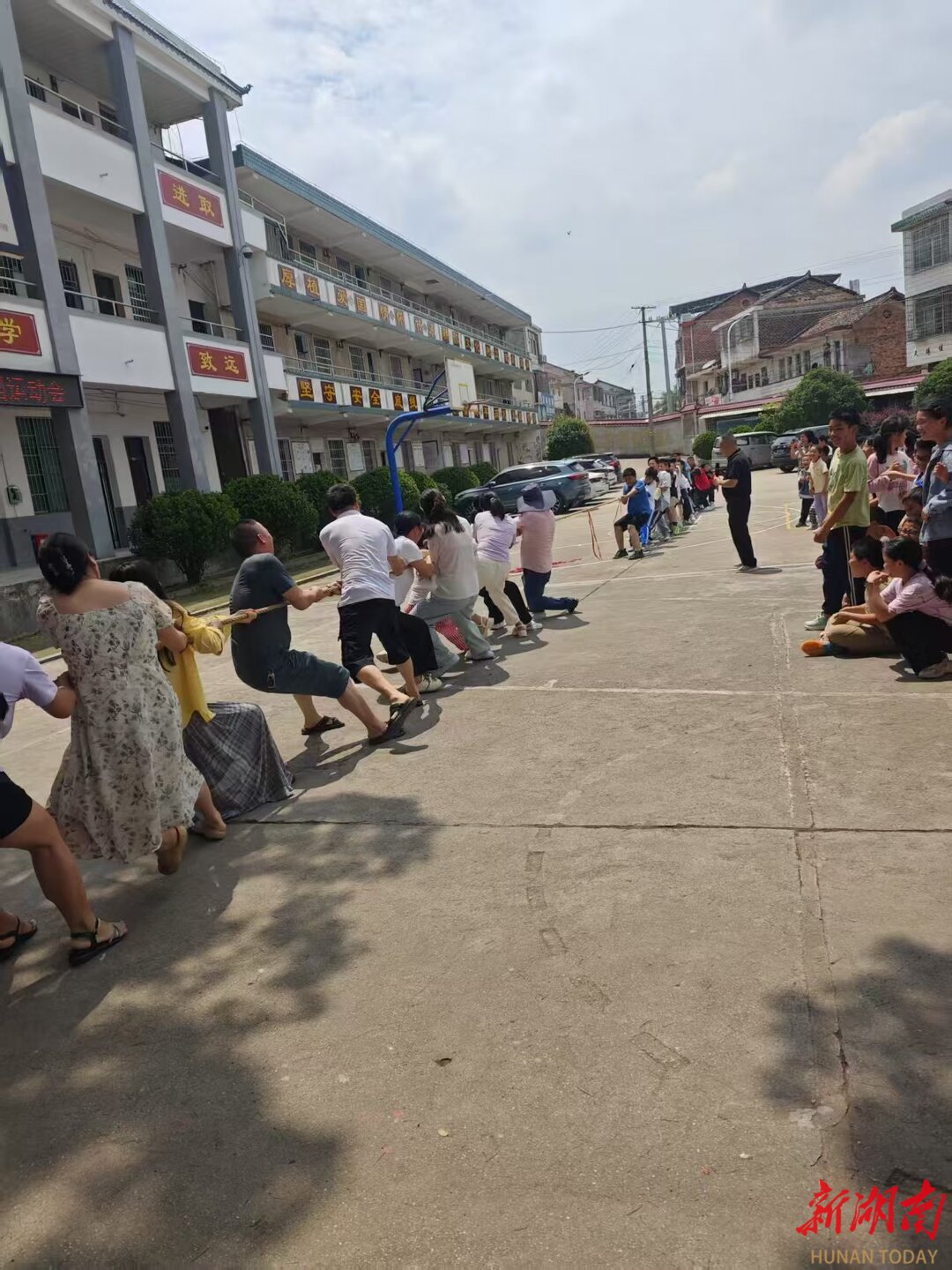 一條長(zhǎng)繩系團(tuán)結(jié) 千鈞之力鑄輝煌——荷葉中學(xué)拔河賽紀(jì)實(shí)