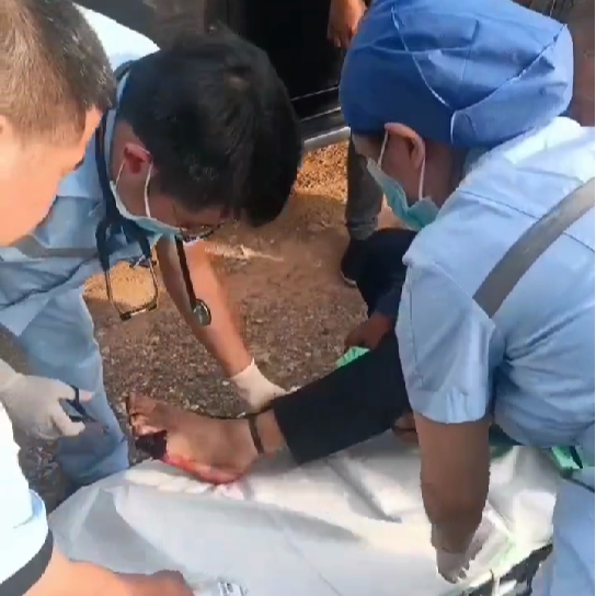 被毒蛇咬后，八旬老人“教科书式”自救 众人接力共创生命奇迹