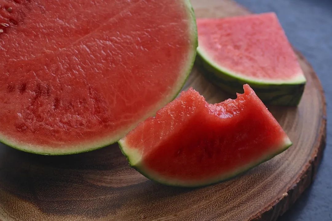 西瓜怎么吃才不“伤身”？很多人都吃错了！