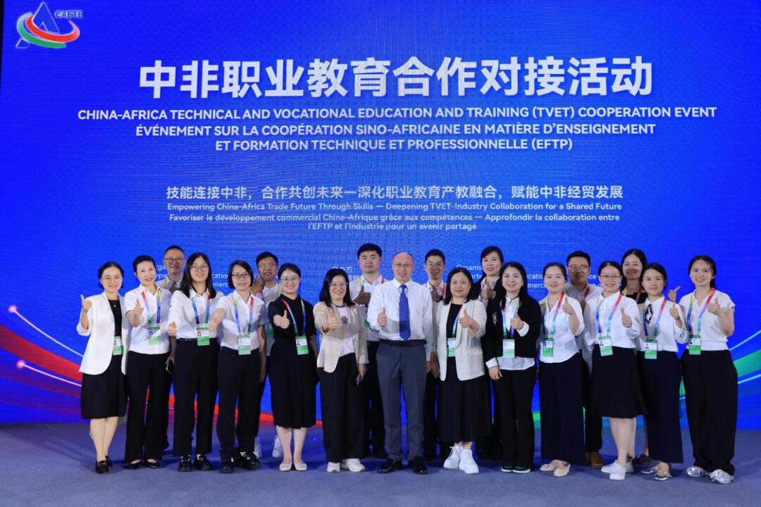 长沙民政职院党员教师志愿者助力中非经贸博览会