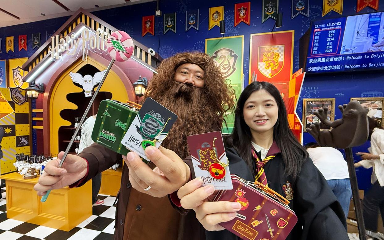 巧克力蛙、海德薇，北京地鐵站內(nèi)可以買(mǎi)到“魔法”交通卡了