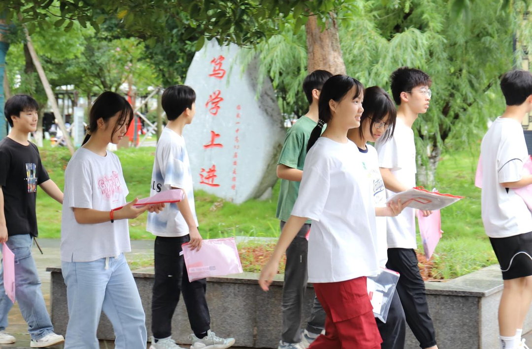 执笔挥墨书华章！临武：冲刺中考，同学们加油！