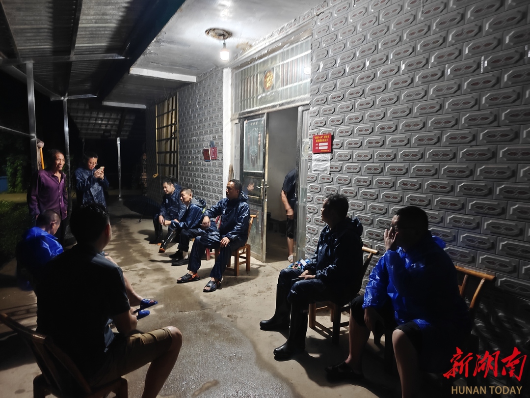 闻“汛”而动丨桑植五道水镇党员干部连夜转移群众98人