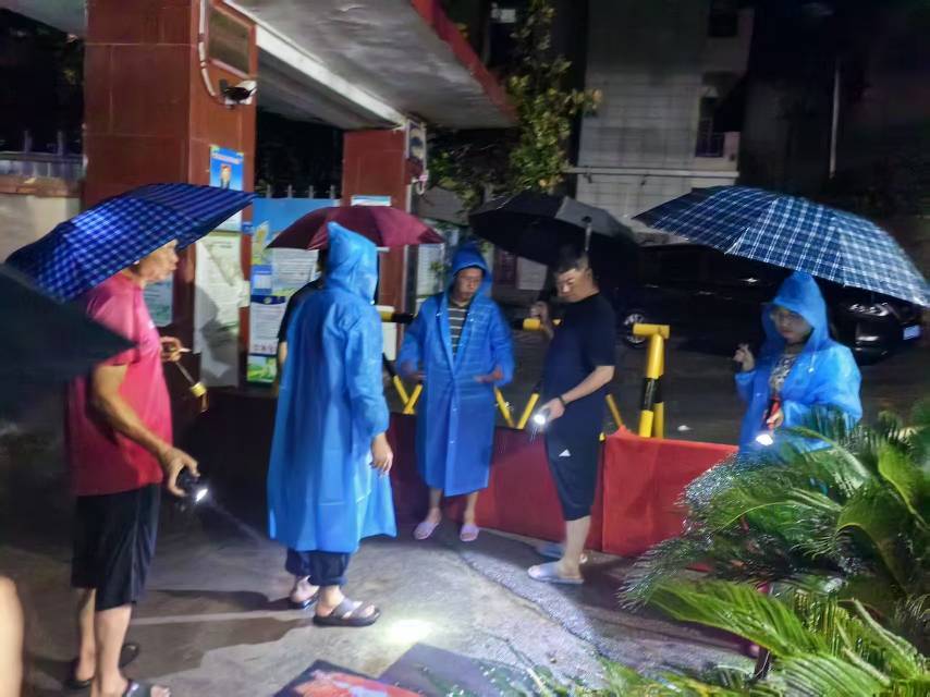 惊涛雨夜，他们为孩子们守住平安
