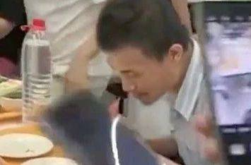 韦东奕食堂吃饭遭遇这一幕！网友：令人窒息