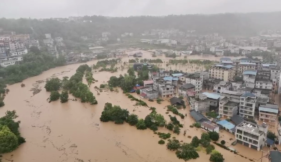 龙山普降暴雨大暴雨 干群合力积极应对