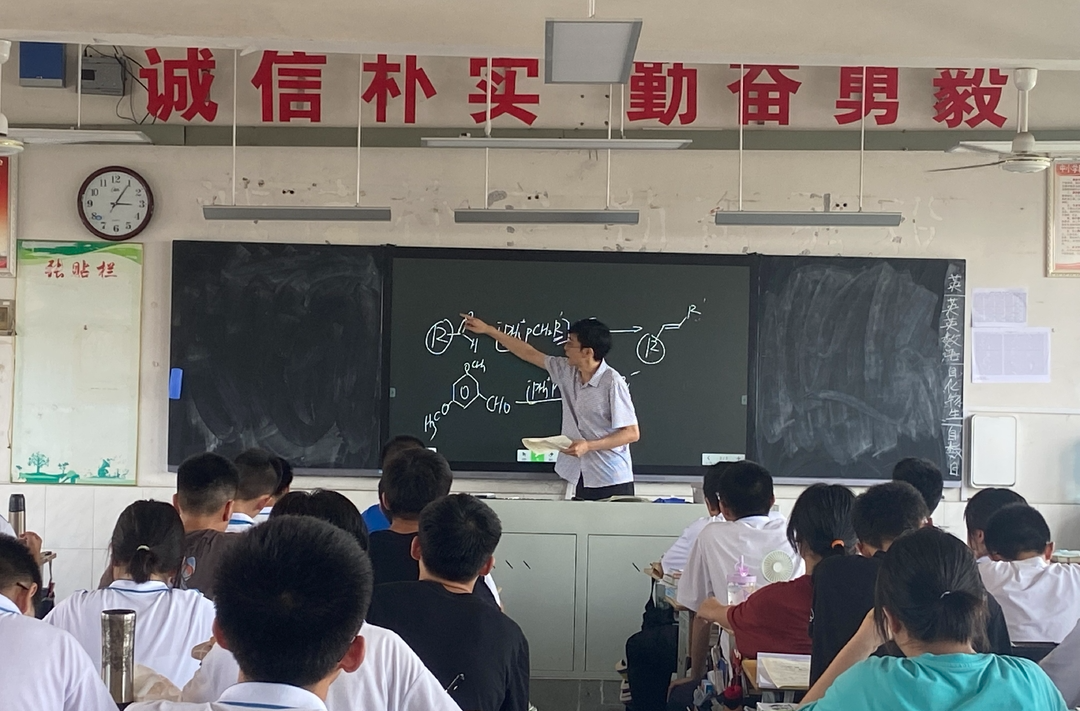 “我教的不是化学，是人生反应方程式”——湘西州民族中学吴雁的育人故事
