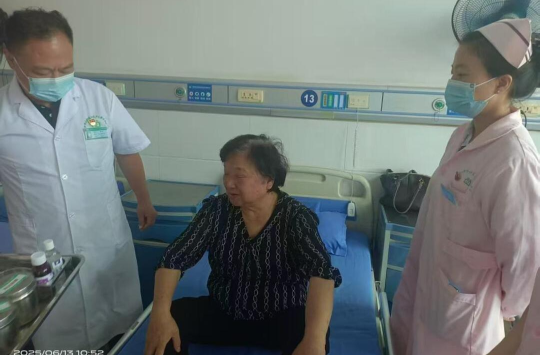 八旬奶奶红包谢医护 暖心护士巧转住院费