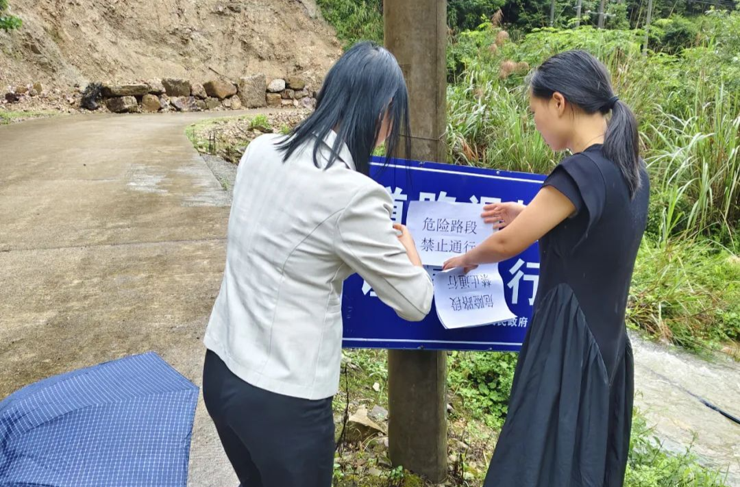聞“汛”而動(dòng)丨暴雨突襲！張家界處處展現(xiàn)巾幗力量