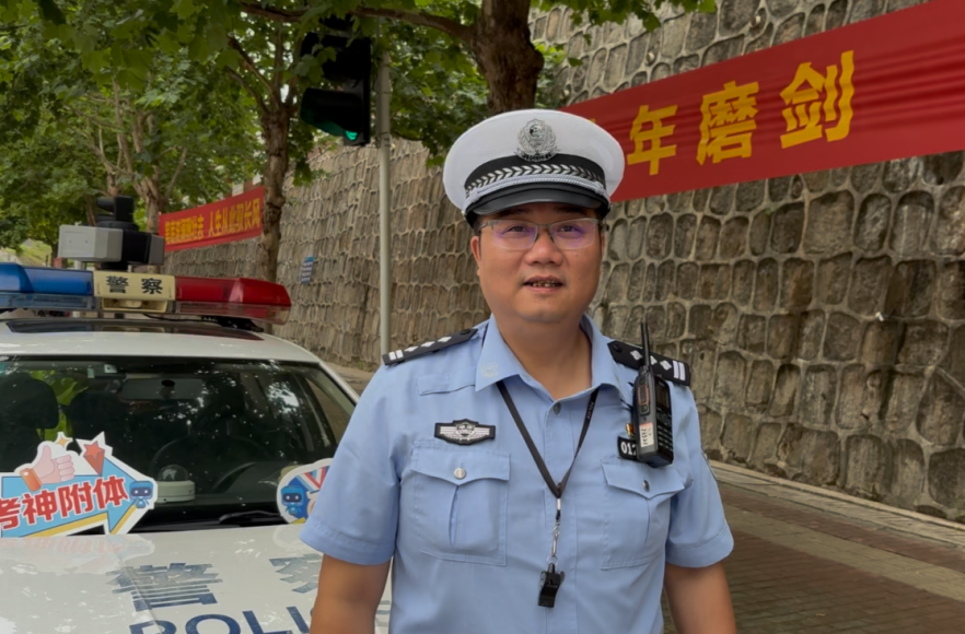 護(hù)考如“陪考”：交警父親的堅(jiān)守