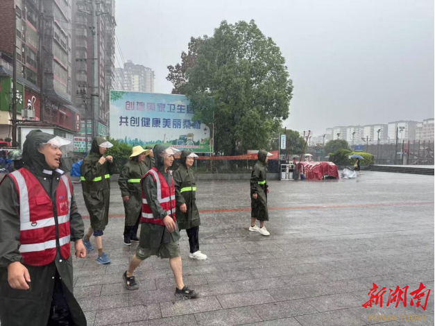 闻“汛”而动丨桑植交旅集团党员在防汛第一线筑起 “红色堤坝”