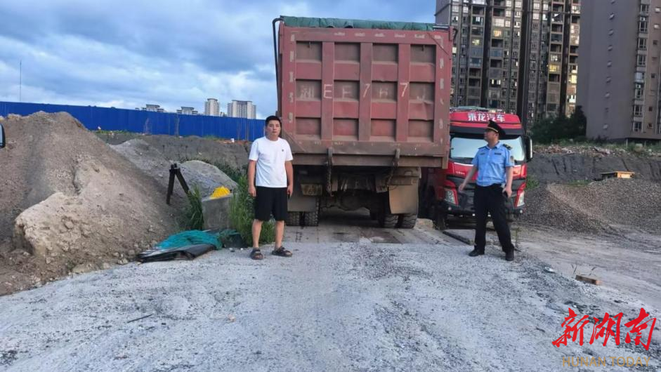 邵阳市交通执法支队查处一起严重超限超载行为