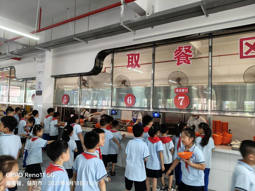 南县洗马湖学校：可清淡可加餐，校园餐提供更多选择