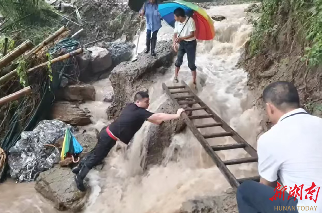 连日大雨，石门县多个乡村发布地质灾害、水库溃坝预警，当地党员干部闻“汛”而动护安澜