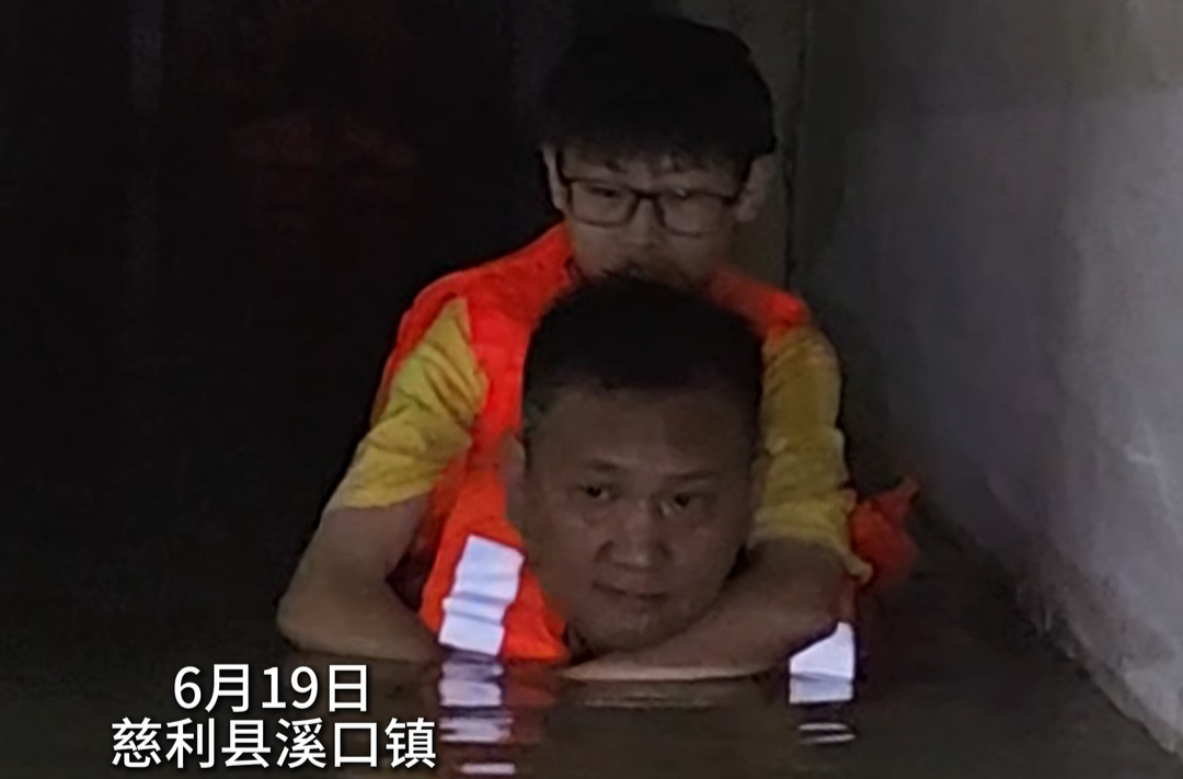 闻“汛”而动丨溪口镇暴雨夜成功营救13名被困师生