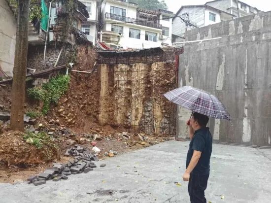 聞“汛”而動丨軍地坪街道構(gòu)筑“三道防線” 打好防汛主動仗