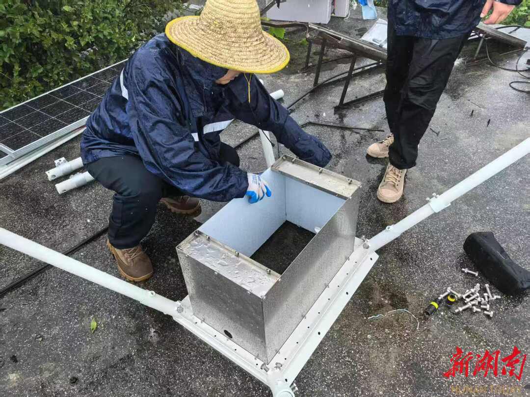 长沙驰援龙山初战告捷——风雨中，月亮山搭起临时基站！