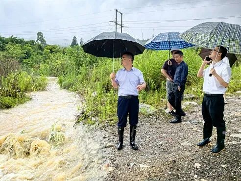 聞“汛”而動丨索溪峪街道全力以赴迎戰(zhàn)強(qiáng)降雨天氣