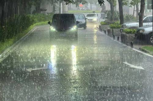暴雨橙色预警继续 皖湘鄂黔桂等地局地有特大暴雨