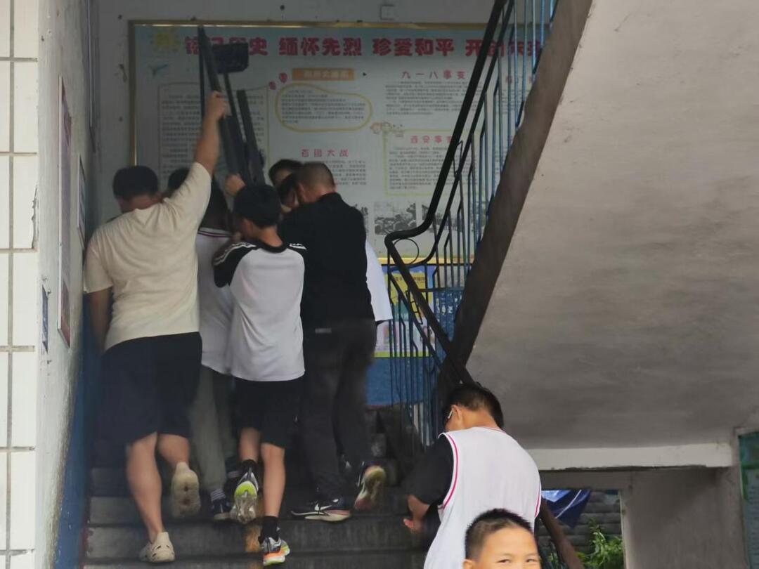 慈利县溪口镇中学：师生同心筑防线 风雨逆行显担当