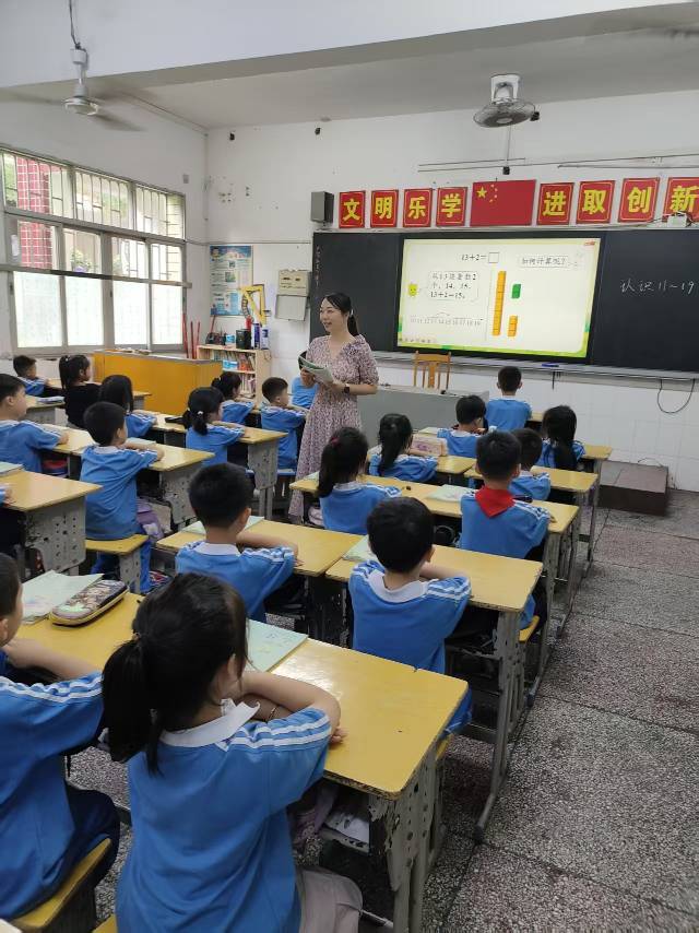 张丹丹：芳华育桃李 赤诚写春秋