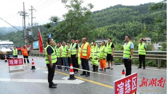 涟源市公路建设养护中心开展边坡落石应急演练