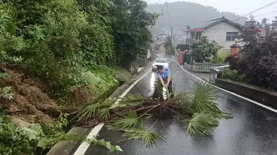 聞“汛”而動丨交警緊盯雨季汛期 全力保障道路暢通