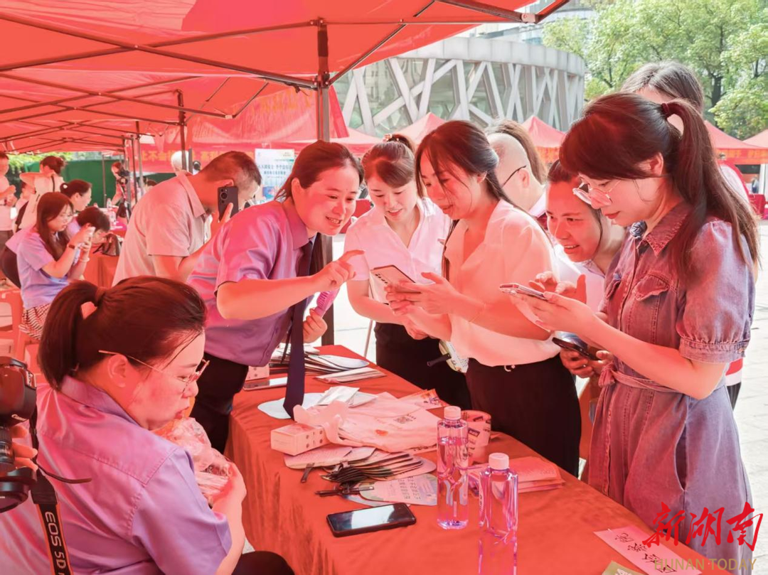 蒸湘区：“守住钱袋子”宣传进广场，案例普法筑牢金融安全墙