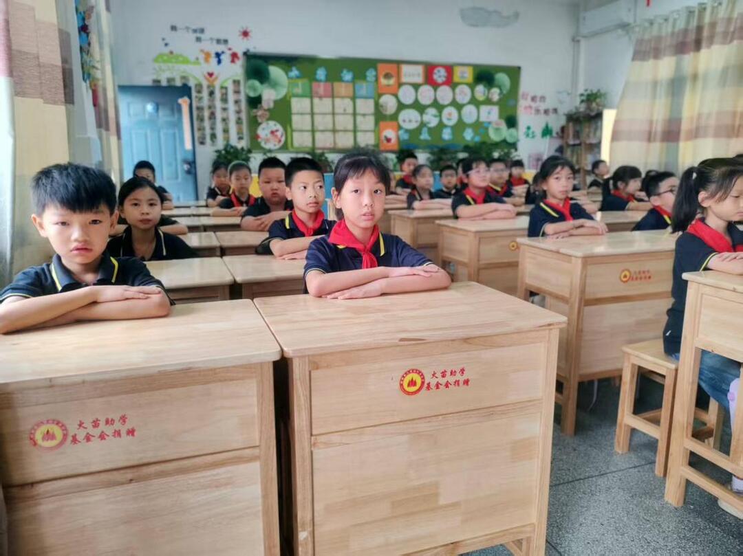 衡南县火苗助学基金会助力城关学子“坐”享新课堂