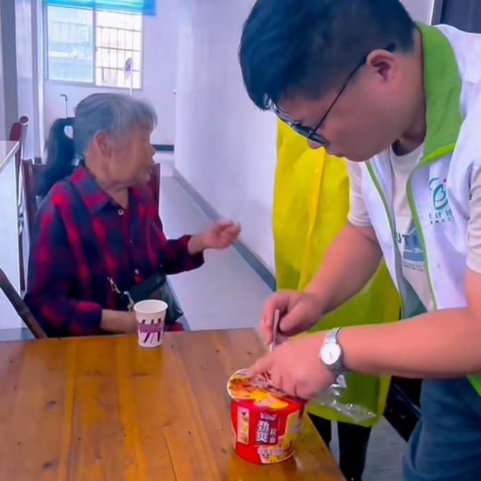 “奶奶，我们来接您了”