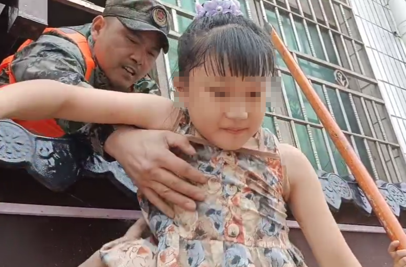 闻“汛”而动丨以生命守护生命 ——直击桑植抗洪抢险中的暖心瞬间@湖南日报头版
