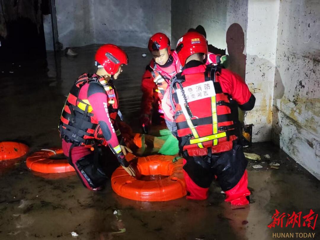 暴雨无情人有情 他们用行动 诠释担当