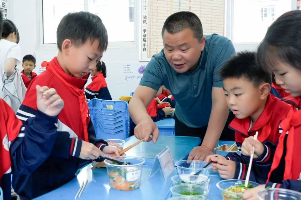 丁峻彪：丹心一片育桃李，辛勤耕耘志不渝