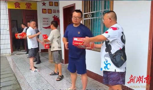 闻“汛”而动丨桑植县澧源镇两企业捐赠2.8万物资驰援防汛一线