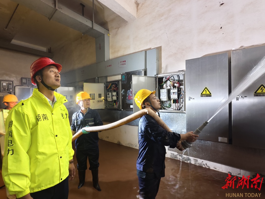 闻“汛”而动丨暴雨夜袭地库淹没  供电员工连夜抢修保供电