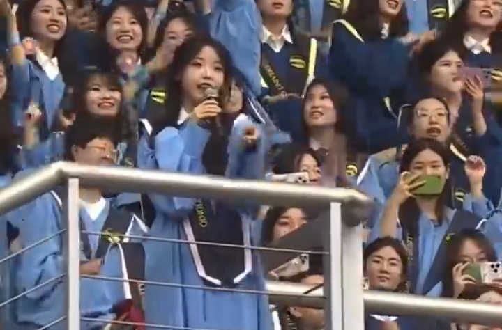 开口就是幸福感！毕业典礼女生领唱有点甜