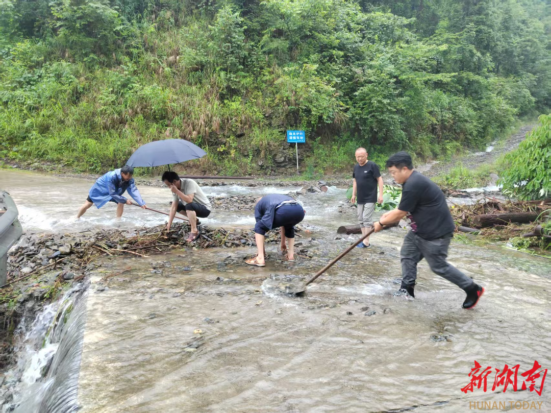 闻“汛”而动丨八大公山镇：干群合力开展灾后自救