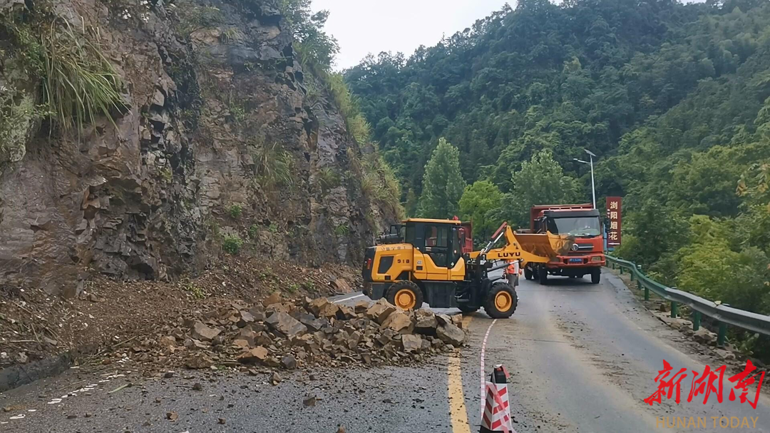 省道S322突发边坡塌方 中方县公路部门快速抢通保畅