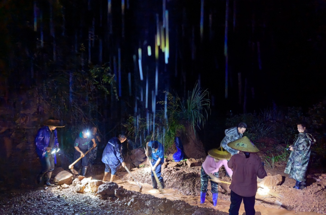 雨夜奋战60分钟 麻阳石羊哨乡干群成功化解一起山塘溃坝危机