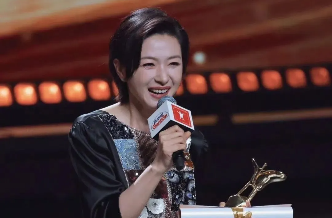 湘籍女演员万茜斩获金爵奖“影后”！